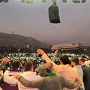 On binlerce Suriyeli Şam'daki Emevi meydanı'nda özgürlük kutlamalarına devam ediyor