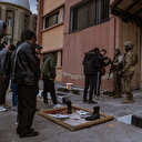 Esed’in resmine basıp silah bıraktılar: Rejim askerleri böyle teslim oldu