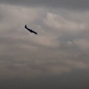 Kazakistan’da düşen yolcu uçağının havadaki en net görüntüsü: Hızla irtifa kaybetti