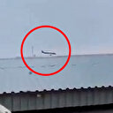 Azerbaycan yolcu uçağı Kazakistan'da düştü: İşte uçağın düşme anı ve olay yerinden ilk görüntüler