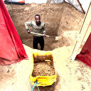 Gazzeli baba ailesiyle birlikte hayata tutunmak için "yeraltı çadırı" kurdu
