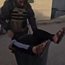 Mahmud Abbas'a bağlı güçler Filistinli genci çöp kovasına atarak darbetti