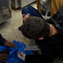 Bombardımanda katledilen babasına gözyaşlarıyla veda etti 