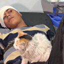 İsrail saldırısında yaralanan Gazzeli gencin kedisi yanından ayrılmadı