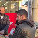 Halep'te Suriyeliler Türk bayrağı eşliğinde tatlı dağıttılar