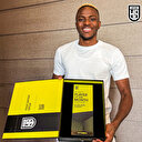 Kasım ayının oyuncusu Victor Osimhen'e ödülü takdim edildi