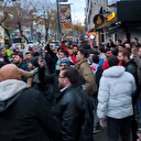 İstanbul'daki Suriyeli halk Esed rejiminin çöküşünü kutlamak için sokaklara döküldü