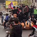 Suriyeli muhalifler Lazkiye'de: Esed heykelini araca bağlayıp üstüne bindiler