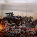 Fransa'da çiftçi eylemleri çığ gibi büyüyor: Yolları kazıyıp araçları ateşe verdiler