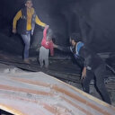 İşgalci İsrail yine çocukları uyurken bombaladı: Enkaz altındaki bir kişinin ayağını sallayarak yardım istemesi yürek dağladı