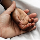 Adoptions internationales illicites: des associations d'adoptés réclament la publication d'un rapport officiel 