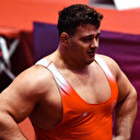 Rıza Kayaalp mağlup ettiği Azerbaycanlı rakibinin formasındaki bayrağı öpüp başına koydu