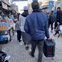 Refah'ta bir adam yaşanan katliamdan sonra sokaklarda Kur'an dinletti