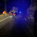 Artvin'in Şavşat'ta korku dolu anlar: Yamaçtan kopan kayalar TIR'a isabet etti sürücü son anda kurtuldu