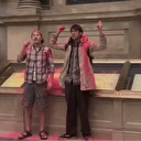 Des militants écologistes jettent de la poudre sur la vitre protégeant la Constitution américaine