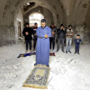 Gazzeli imam İsrail ordusunun yıktığı 14 asırlık Büyük Ömer Camisi'nde ezan okumaya devam ediyor