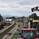 L'autoroute reliant l'Espagne à la France coupée par les agriculteurs