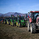 Des agriculteurs italiens en tracteur convergent vers Rome