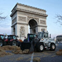 France: action d'agriculteurs autour de l'Arc de Triomphe à Paris