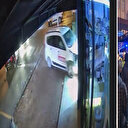 Zonguldak'ta korkutan kaza : Otomobille çarpışan araç beyaz eşya dükkanına daldı