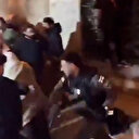 İşgalci İsrail polisi Ramazanın ilk teravih namazı için Mescid-i Aksa’ya giden Filistinlileri coplarla darbetti