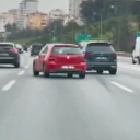 Yol verme inatlaşmasına giren araçlar kaza yaptı