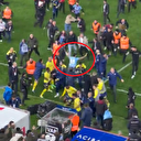 Trabzonsporlu futbolcu Fenerbahçeli meslektaşlarına siper oldu