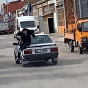 Otomobil tavanında yolculuğun sonu kötü bitti