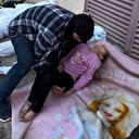 Gazzeli çocuk uyurken üzerine örtemediği Barbie'li battaniyeye sarılıp uğurlandı