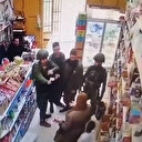 Siyonist asker marketteki Filistinli çocuğun zorla üzerini çıkarıp ailesinin yanında tartakladı