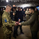 Zelenski Ukrayna askerlerini ziyaret etti: Madalya takdim etti