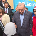Cumhurbaşkanı Erdoğan Diyarbakır'da kendisini bekleyen yaşlı teyzeyle sohbet etti