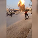 İşgalci İsrail belediye binasını havaya uçurdu: Etrafa saçılan beton parçaları metrelerce uzaklıktaki Filistinlilere isabet etti