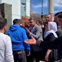 Dem Partililer oy kullanmaya giden polisleri tehdit edip hakaretler savurdu