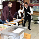 112 yaşındaki Güllü nine oy kullanmak üzere koltuk değnekleri ile sandık başına geldi