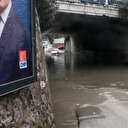 İzmir'de sağanak sonrası bilindik manzara: Suyla dolan alt geçitte bir otomobil mahsur kaldı