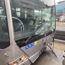 Beylikdüzü metrobüs durağında iki araç birbirine girdi