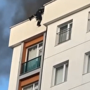 Alevler arasında kalan itfaiye eri bina çatısından düştü