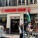 Hollanda'da Burger King şubeleri önünde toplanan gruplar İsrail'i protesto etti: Soykırımı fonlama!