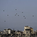 Gazze Şeridi'nin kuzeyine havadan paraşütle insani yardım indirildi