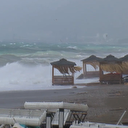 Antalya'da etkisini gösteren fırtına ve yağmur hayatı olumsuz etkiledi
