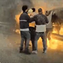 Alev alev yanan otomobilden son anda çıkardılar