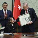 Cumhurbaşkanı Erdoğan'a annesiyle resmini hediye eden Buğlem: Çok mutlu oldu