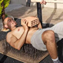 İddia uğruna 700 çivinin üzerine yattı: Tetanos aşısı oldu