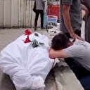 Han Yunus’ta Filistinli genç şehit babasının cenazesine sarılıp ağladı