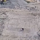 İşgal ordusu insani yardım almaya çalışan Filistinliye dakikalarca mermi yağdırdı