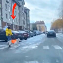 Görme engelli sahibine rehberlik eden köpek duygulandırdı