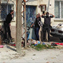 Eşyaları yola atıp silah ve satırla dehşet saçtı: Eve giren üç polis yaralandı