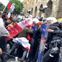 Provokatörler Saraçhane önündeki polisleri tekmeledi