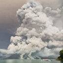 Indonésie: Évacuations et crainte de tsunami suite à une nouvelle éruption du mont Ruang